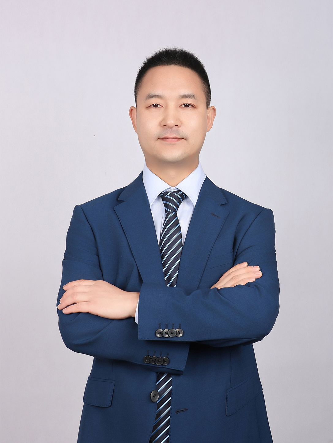 梁伟老师人物照片
